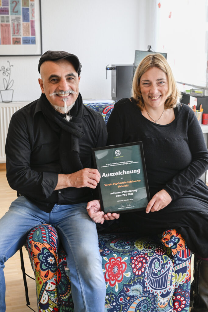 Özgür Aydin und Carmen Hammer nehmen für den Vpe Bielefeld die Asuzeichnung entgegen